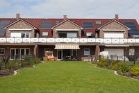 Blick über den Garten auf die Ferienwohnung