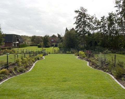 Blick von der Terrasse in den Garten