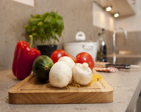 Viel Platz zum Kochen und Backen bietet die große Arbeitsfläche